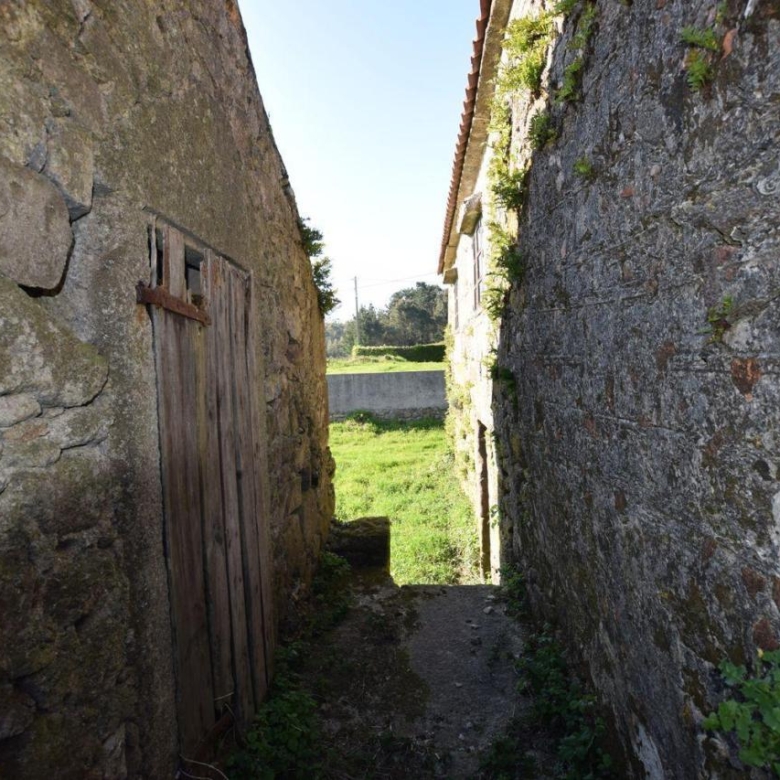 Casa de piedra muy soleada con finca urbana en Oruxo (Muxía), para restaurar