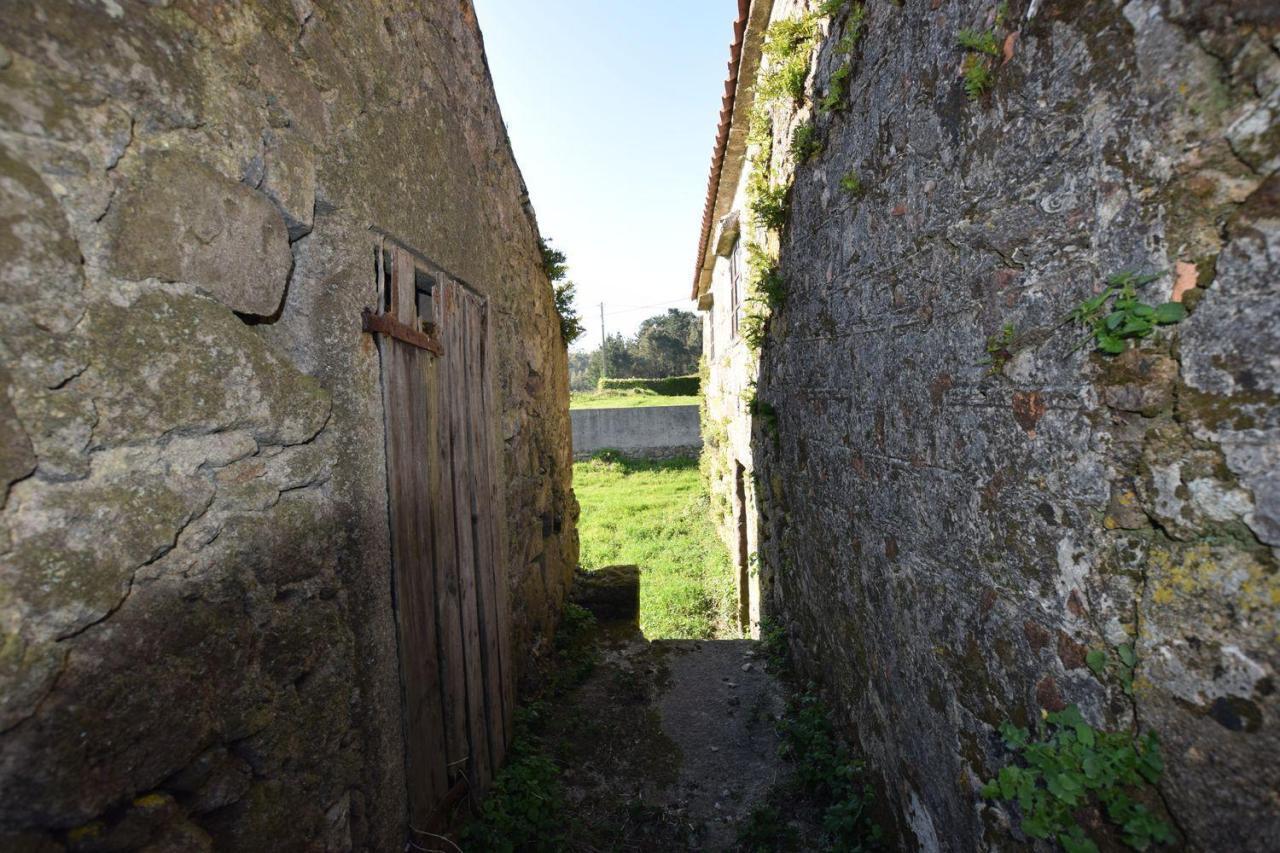 Casa de piedra muy soleada con finca urbana en Oruxo (Muxía), para restaurar