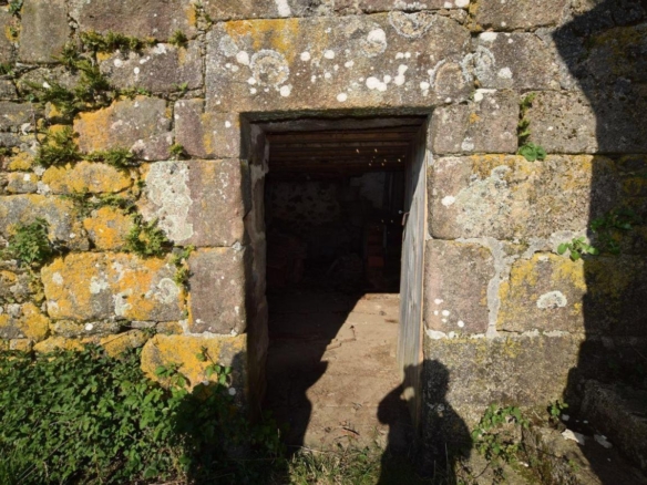 Casa de piedra muy soleada con finca urbana en Oruxo (Muxía), para restaurar