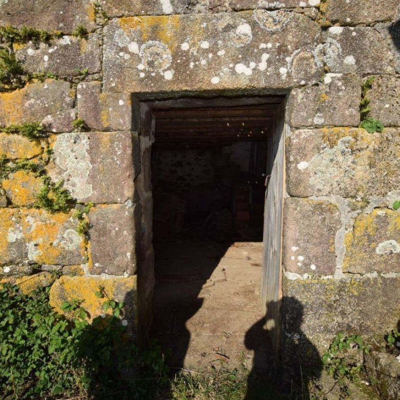 Casa de piedra muy soleada con finca urbana en Oruxo (Muxía), para restaurar