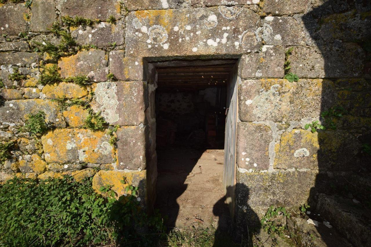 Casa de piedra muy soleada con finca urbana en Oruxo (Muxía), para restaurar