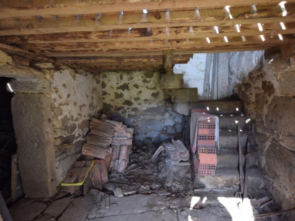 Casa de piedra muy soleada con finca urbana en Oruxo (Muxía), para restaurar