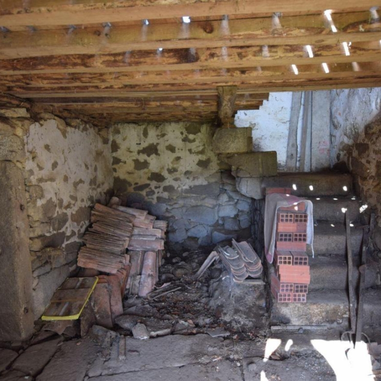 Casa de piedra muy soleada con finca urbana en Oruxo (Muxía), para restaurar