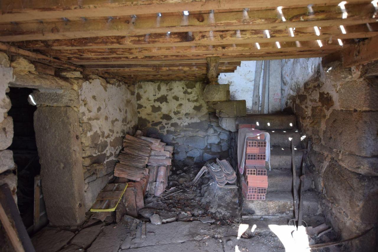 Casa de piedra muy soleada con finca urbana en Oruxo (Muxía), para restaurar