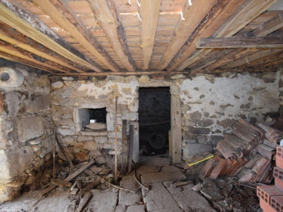 Casa de piedra muy soleada con finca urbana en Oruxo (Muxía), para restaurar