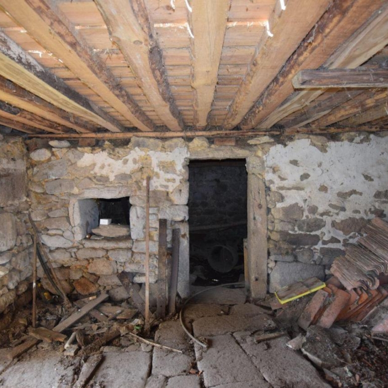 Casa de piedra muy soleada con finca urbana en Oruxo (Muxía), para restaurar