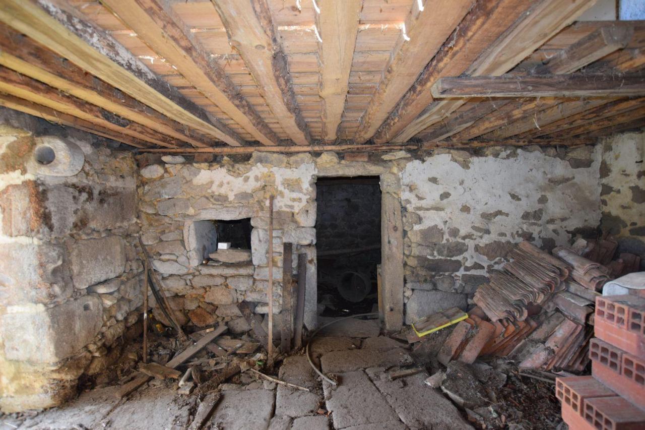 Casa de piedra muy soleada con finca urbana en Oruxo (Muxía), para restaurar