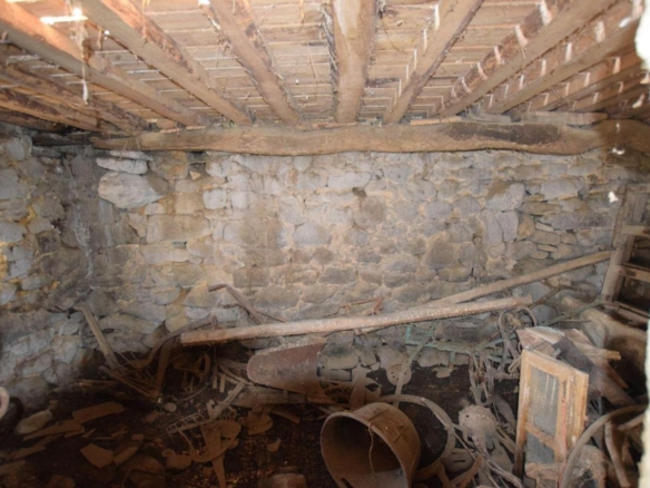 Casa de piedra muy soleada con finca urbana en Oruxo (Muxía), para restaurar