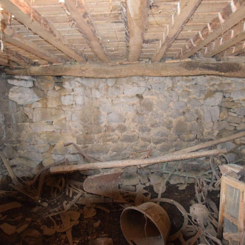 Casa de piedra muy soleada con finca urbana en Oruxo (Muxía), para restaurar