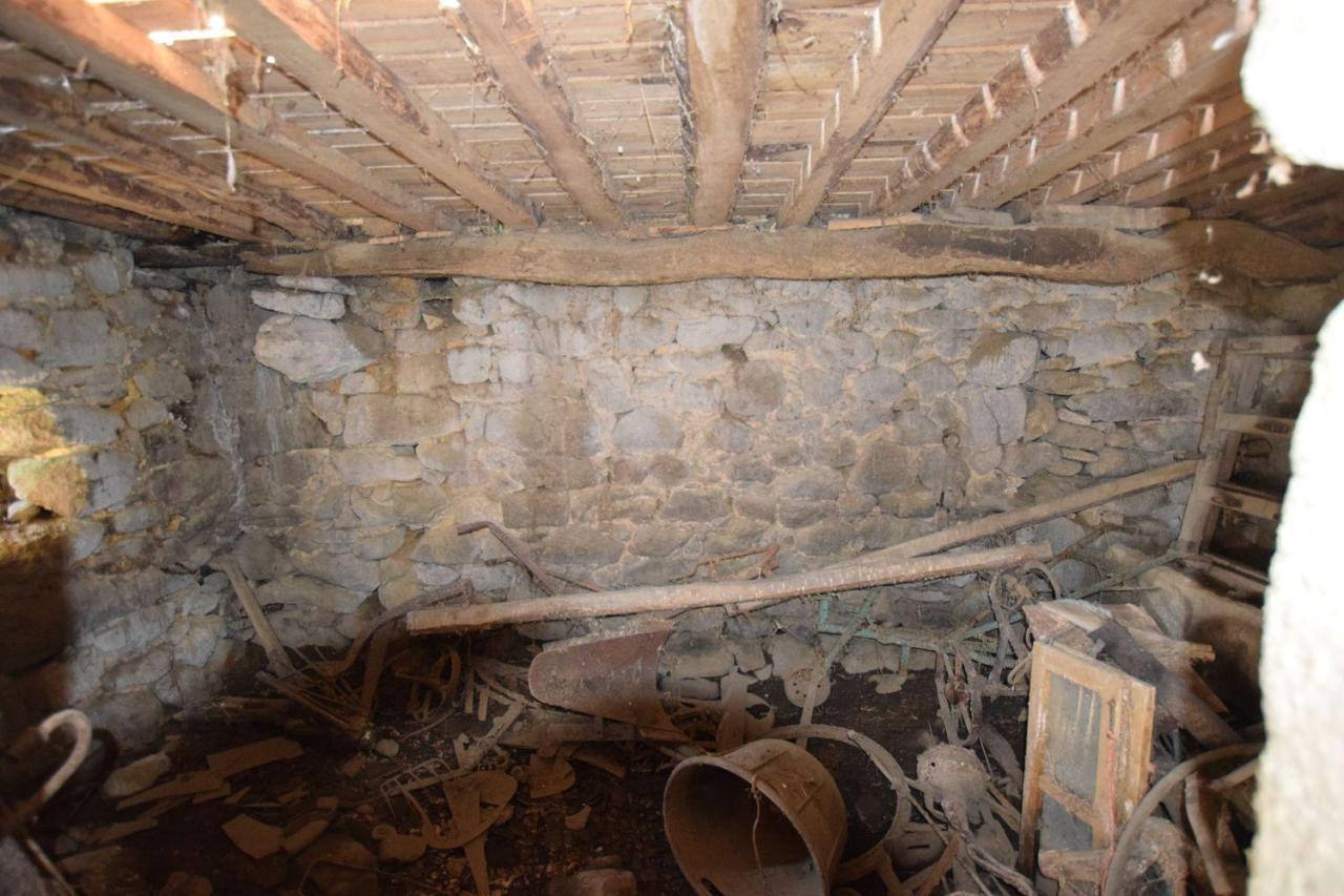 Casa de piedra muy soleada con finca urbana en Oruxo (Muxía), para restaurar