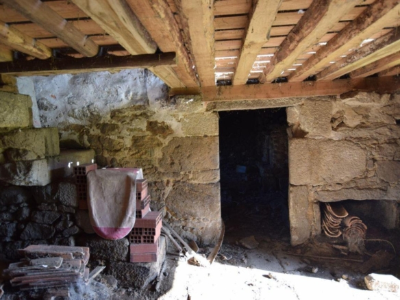 Casa de piedra muy soleada con finca urbana en Oruxo (Muxía), para restaurar
