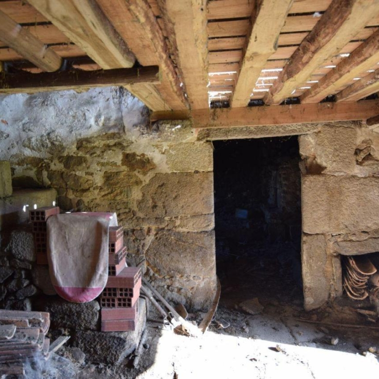Casa de piedra muy soleada con finca urbana en Oruxo (Muxía), para restaurar
