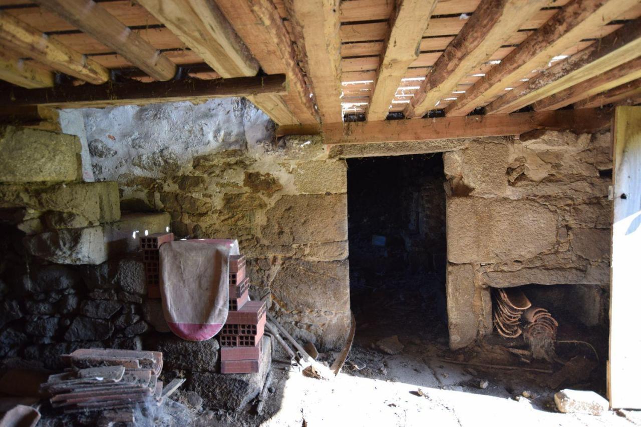Casa de piedra muy soleada con finca urbana en Oruxo (Muxía), para restaurar
