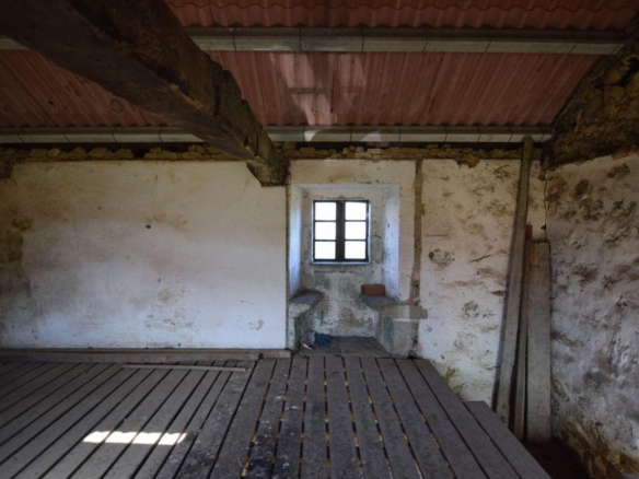 Casa de piedra muy soleada con finca urbana en Oruxo (Muxía), para restaurar