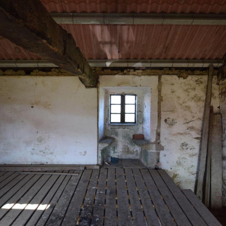Casa de piedra muy soleada con finca urbana en Oruxo (Muxía), para restaurar
