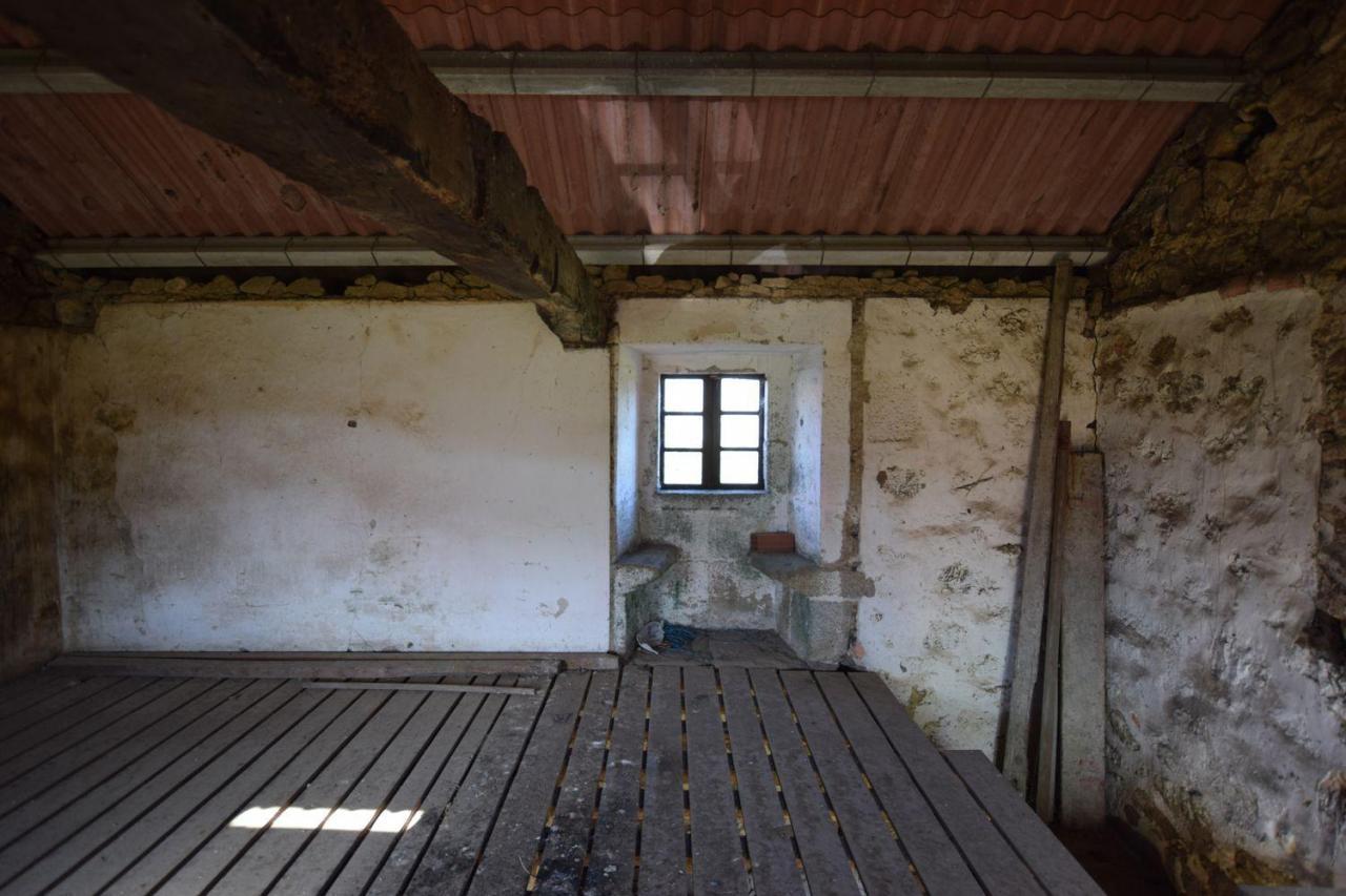 Casa de piedra muy soleada con finca urbana en Oruxo (Muxía), para restaurar