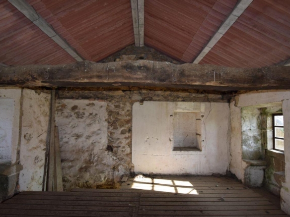 Casa de piedra muy soleada con finca urbana en Oruxo (Muxía), para restaurar