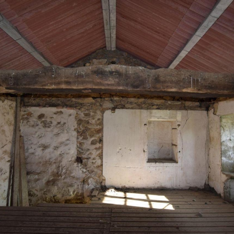 Casa de piedra muy soleada con finca urbana en Oruxo (Muxía), para restaurar
