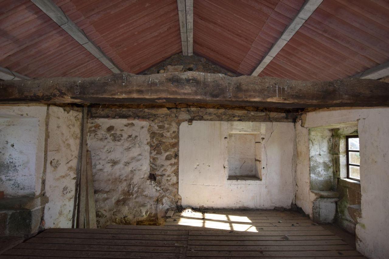 Casa de piedra muy soleada con finca urbana en Oruxo (Muxía), para restaurar