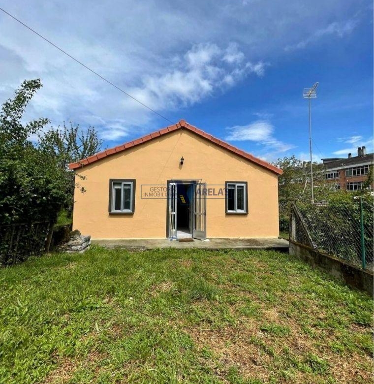 Casa dentro de la ciudad de Ourense con terreno de 650 metros cuadrados