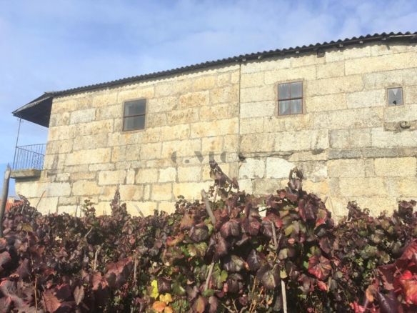 sa rústica de piedra de 120 m2 en planta, a reformar integramente en finca de 900 m2.