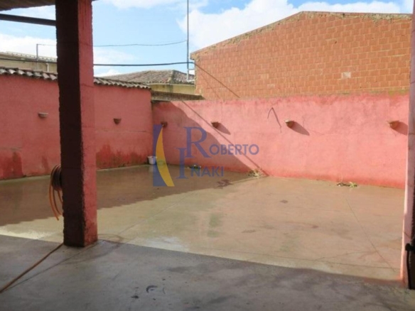 VILLAORNATE CASA DE DOS PLANTAS CON PATIO