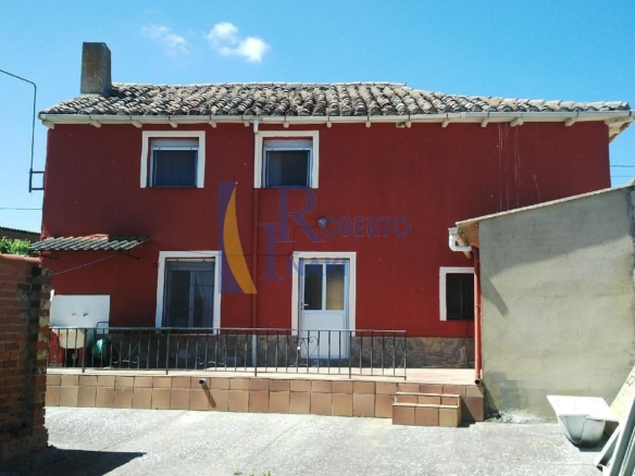 VALDESAZ DE LOS OTEROS, CASA CON AMPLIO PATIO