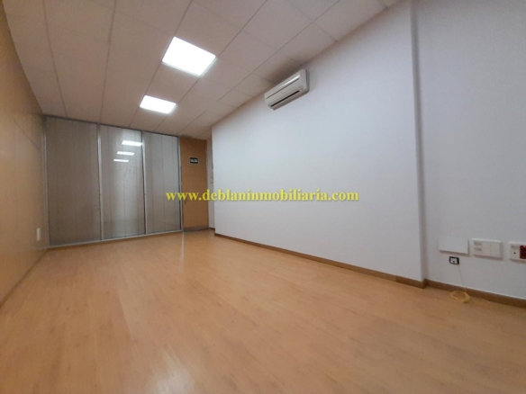 OFICINA DE 25 M2, EN ÁREA COMERCIAL POLÍGONO A GRANXA