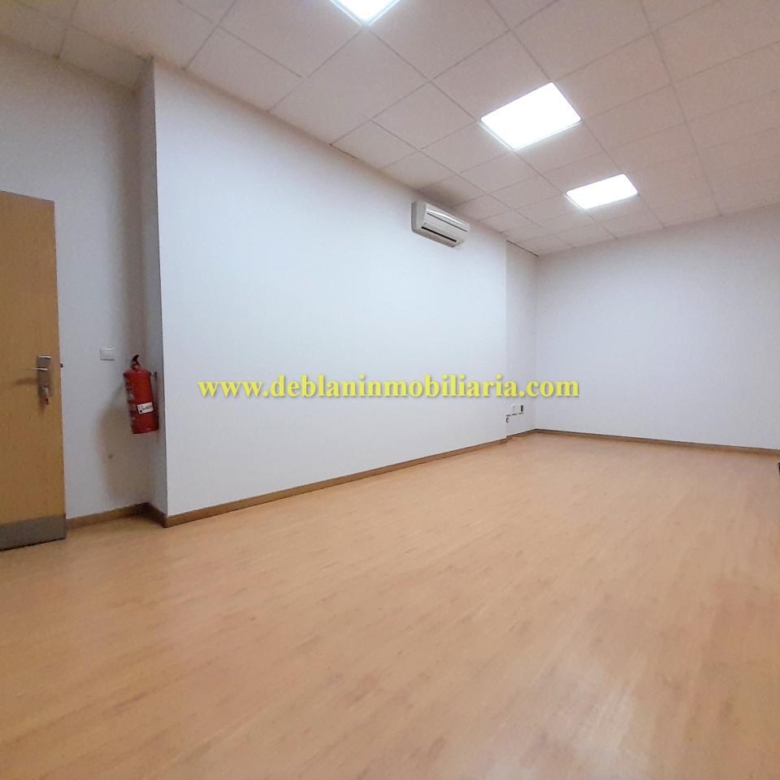 OFICINA DE 25 M2, EN ÁREA COMERCIAL POLÍGONO A GRANXA
