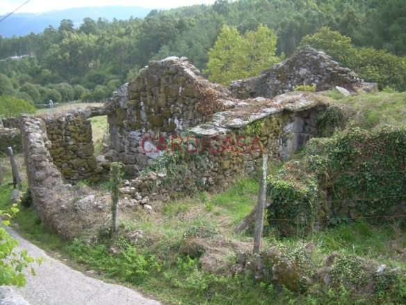 Casa rústica de piedra del país.