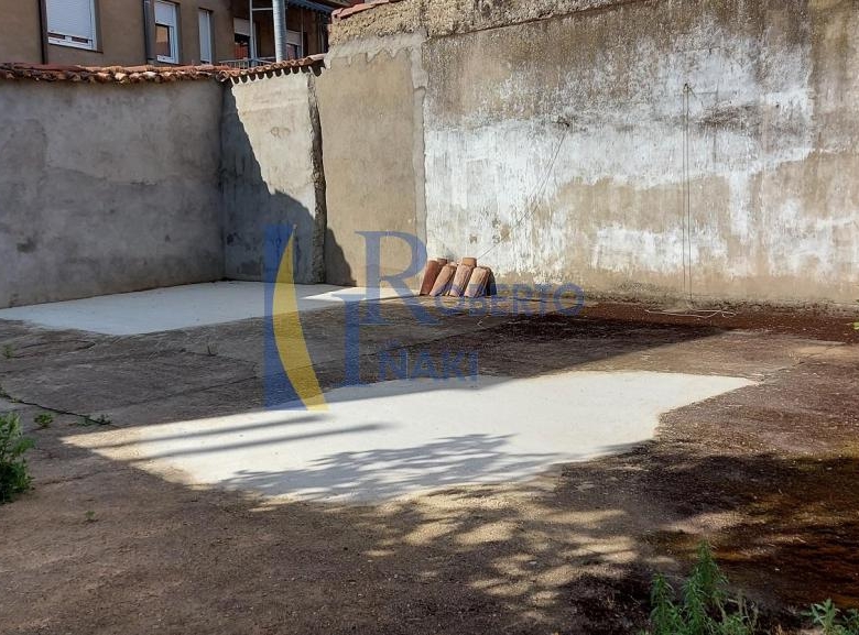 CASA CENTRICA CON LOCAL COMERCIAL