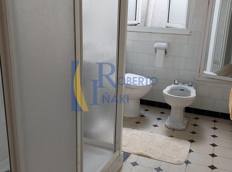 CASA CENTRICA CON LOCAL COMERCIAL