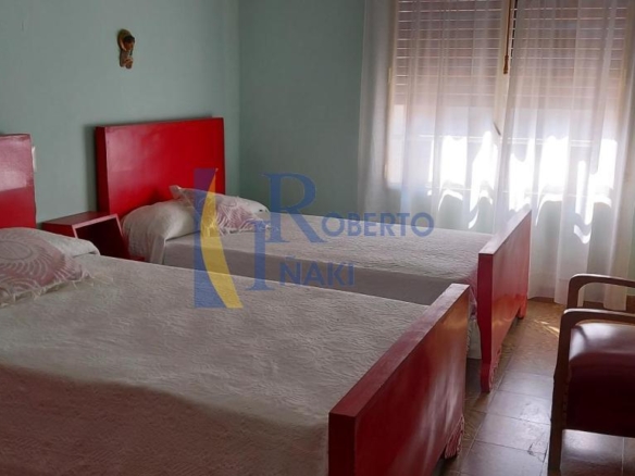CASA CENTRICA CON LOCAL COMERCIAL