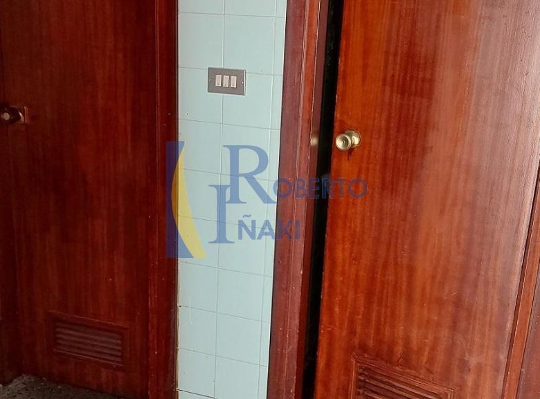 CASA CENTRICA CON LOCAL COMERCIAL