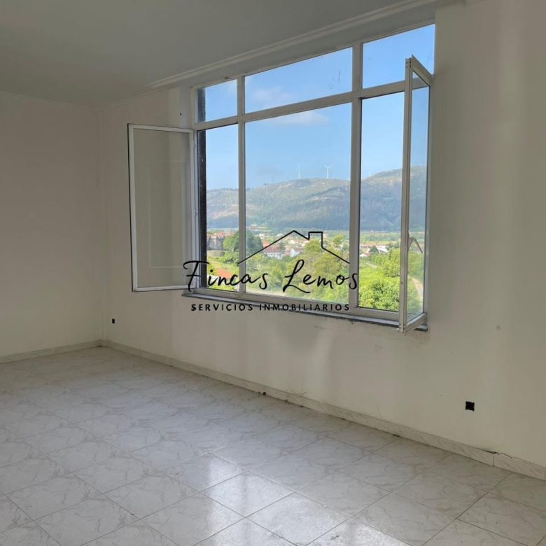 Local Comercial de 122 m2 en Vimianzo