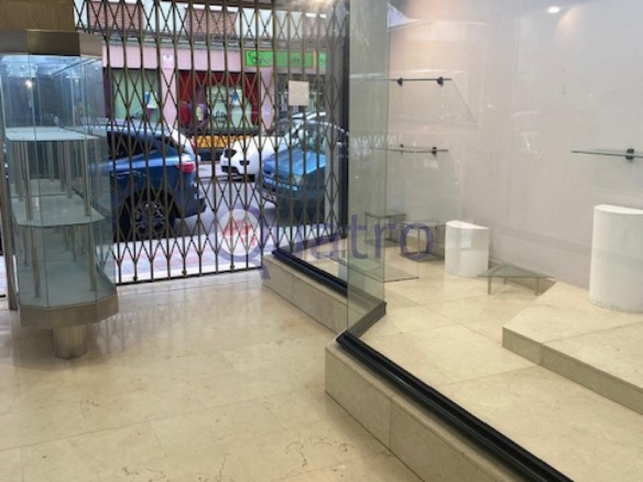 Se alquila local comercial al lado de la Plaza Mayor