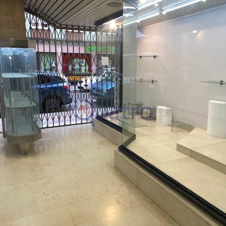 Se alquila local comercial al lado de la Plaza Mayor