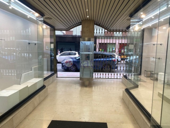 Se alquila local comercial al lado de la Plaza Mayor