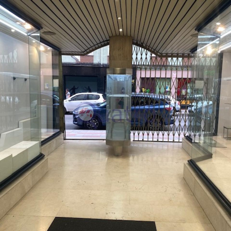 Se alquila local comercial al lado de la Plaza Mayor