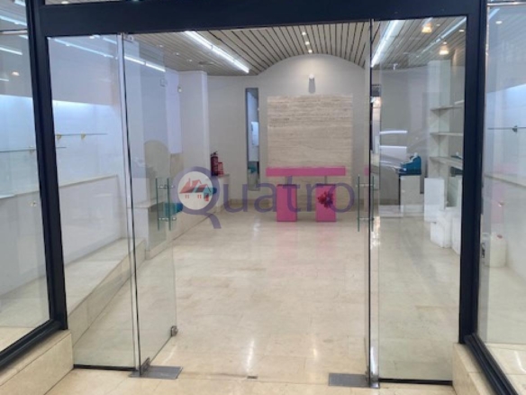 Se alquila local comercial al lado de la Plaza Mayor
