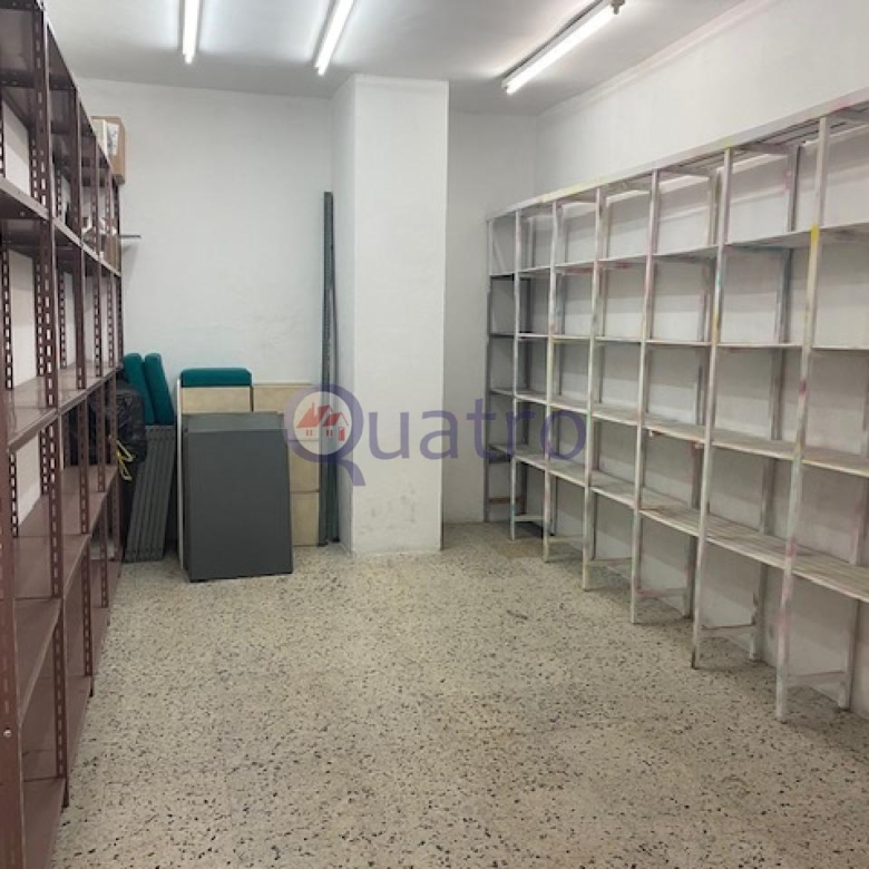 Se alquila local comercial al lado de la Plaza Mayor