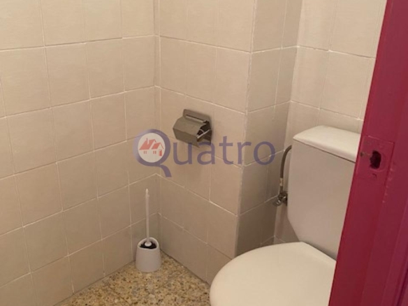 Se alquila local comercial al lado de la Plaza Mayor