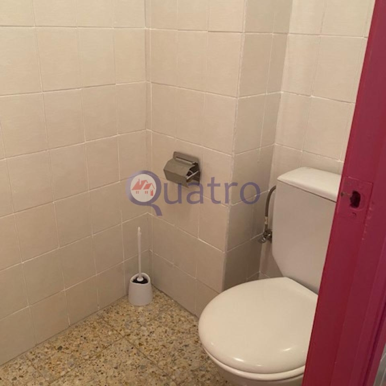 Se alquila local comercial al lado de la Plaza Mayor