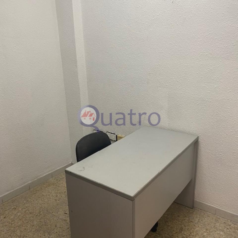 Se alquila local comercial al lado de la Plaza Mayor