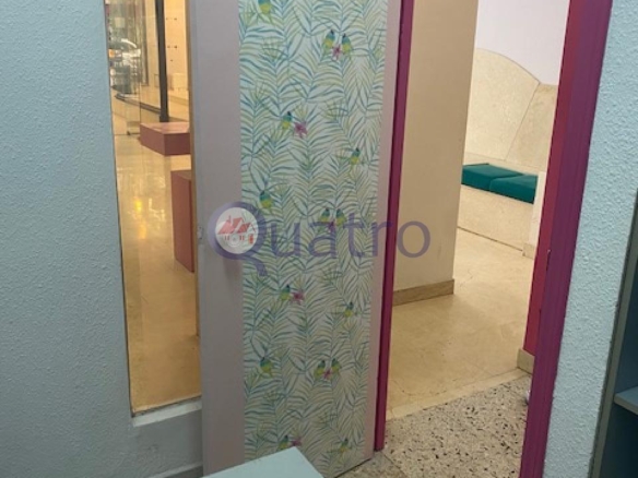 Se alquila local comercial al lado de la Plaza Mayor
