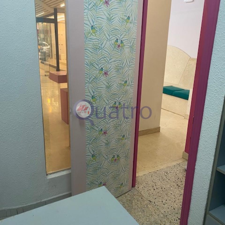 Se alquila local comercial al lado de la Plaza Mayor