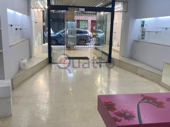 Se alquila local comercial al lado de la Plaza Mayor