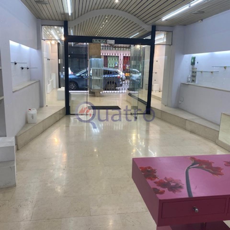Se alquila local comercial al lado de la Plaza Mayor