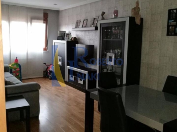 VENTA PISO SEMINUEVO. ALGUNOS MUEBLES