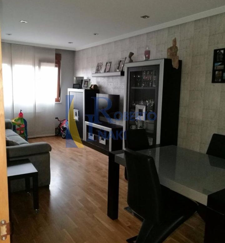 VENTA PISO SEMINUEVO. ALGUNOS MUEBLES